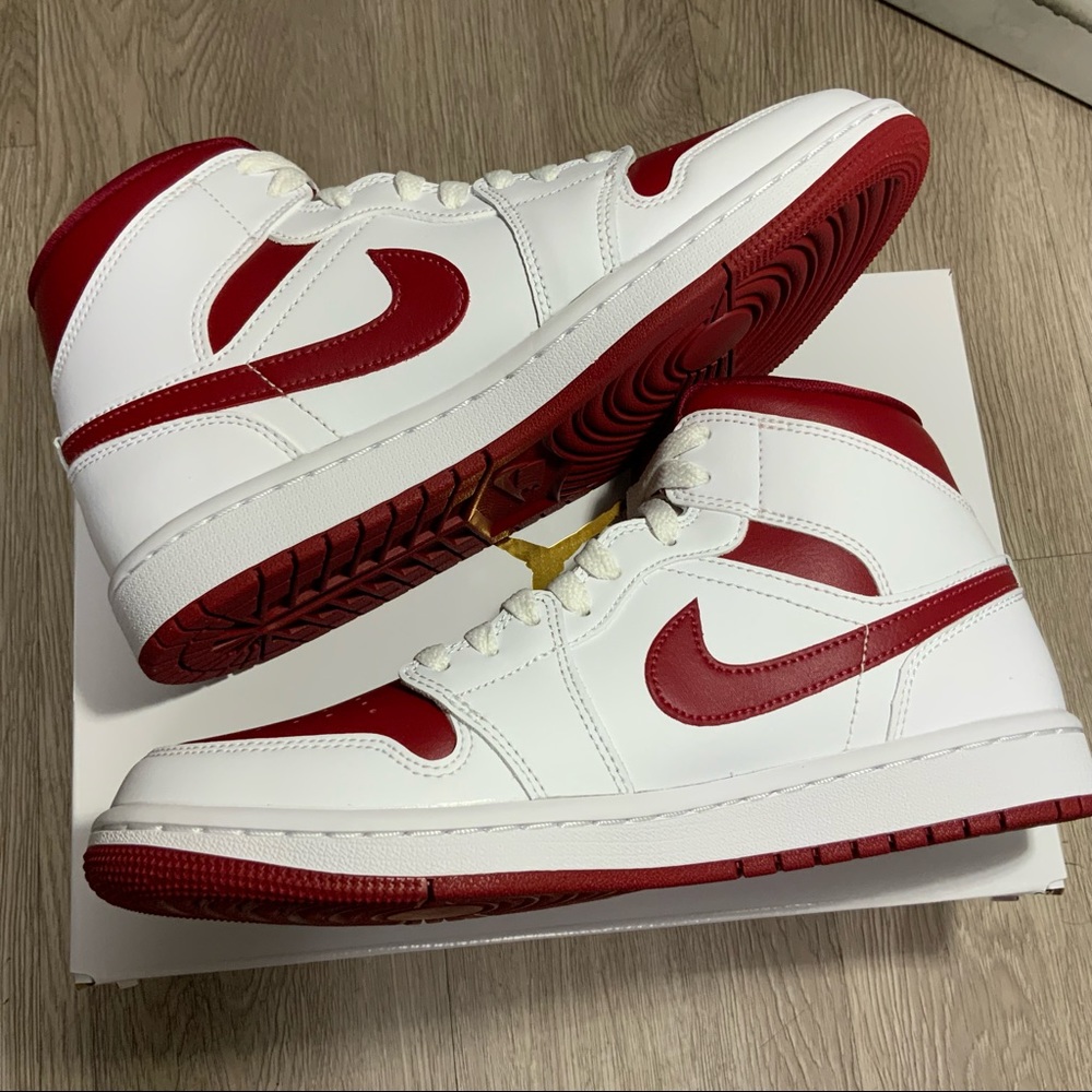 Nike Air Jordan 1 Mid Reverse Chicago BQ6472-161 Red White Womens Size 8 - Picture 7 of 9